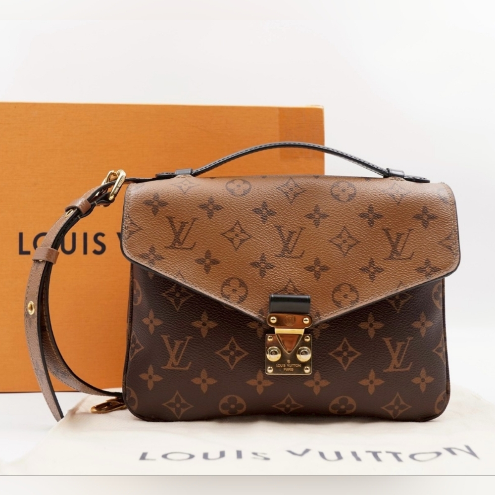 CF01 💟 Louis Vuitton Reverse Monogram Pochette M… - image 1
